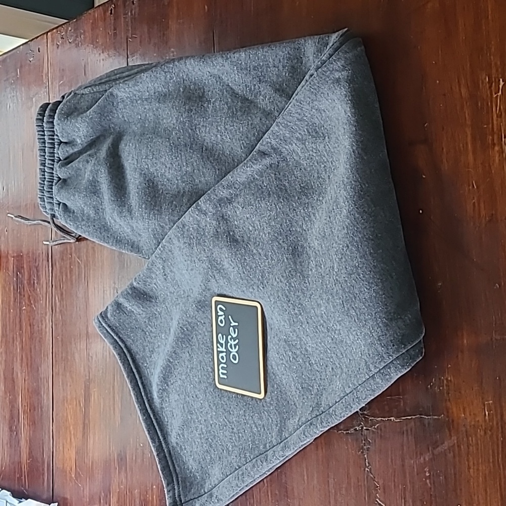 Like new sweats. 2 side pockets.  Elastic waist. Wide leg. Fleece lined.